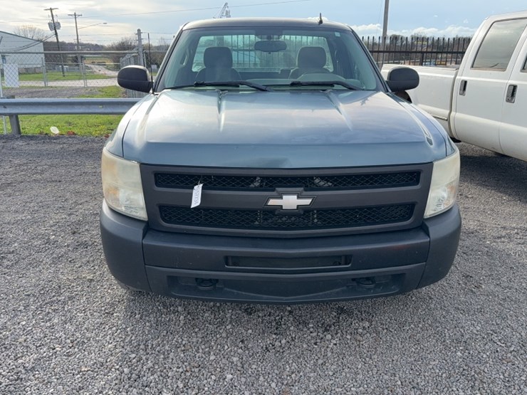 #4019-•-2009-chevy-silverado-pickup-truck-image-2