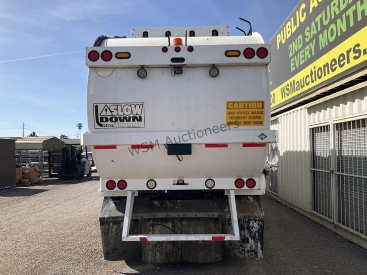 2014-peterbilt-320-image-6