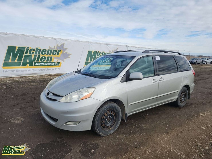 2007-toyota-sienna-le-image-1