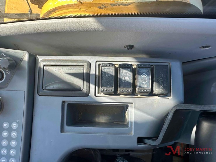 2021-deere-200-lc-image-17