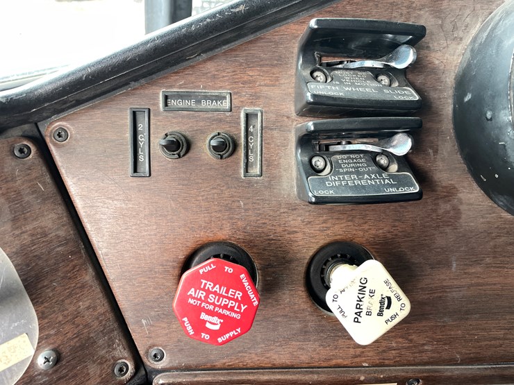 #216-•-1992-freightliner-water-truck-(has-mn-title)-(mora,-mn)-image-39