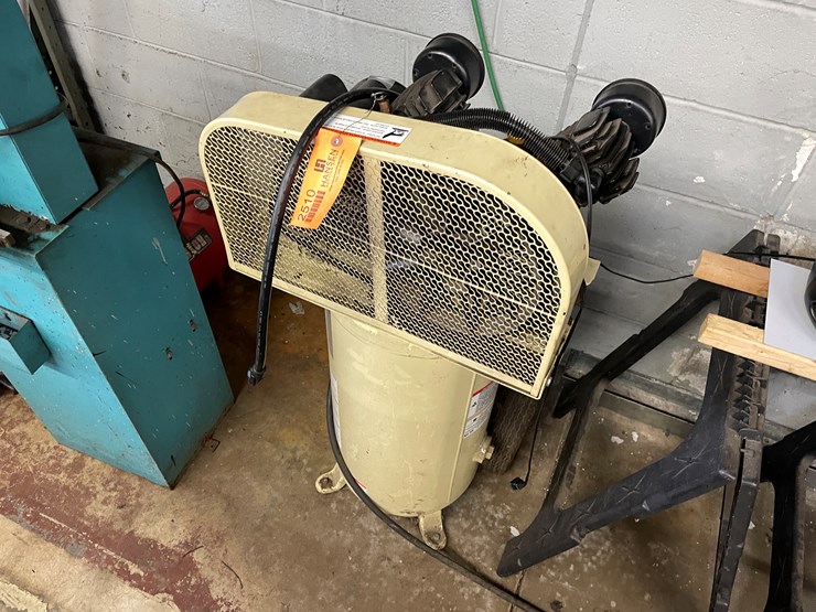 #2510-•-ingersoll-rand-portable-air-compressor-(columbia-heights,-mn)-image-1