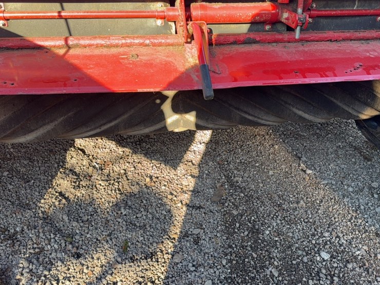 2019-new-holland-210-image-6