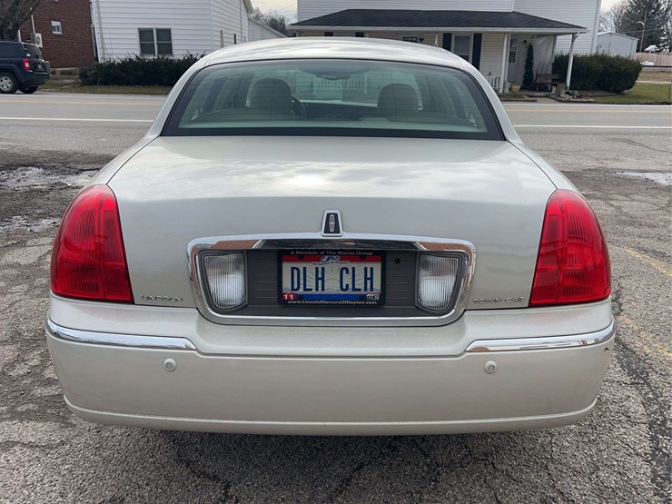 2005-lincoln-town-car-image-4