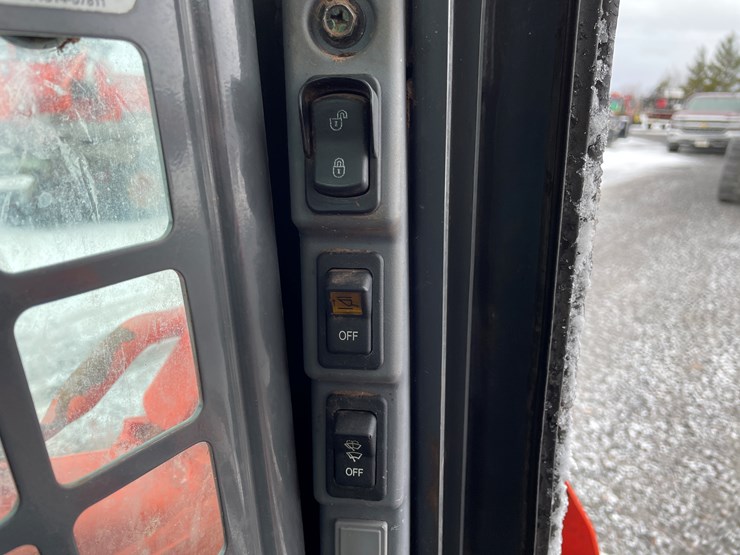 2022-kubota-ssv75-image-33