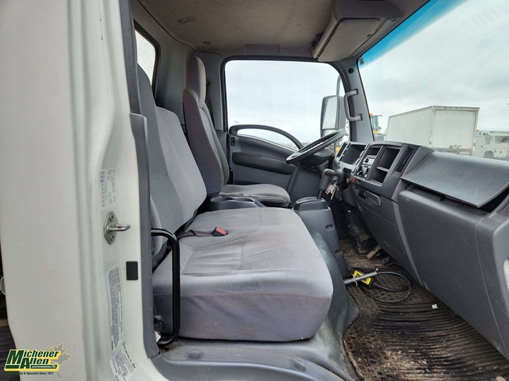 2016-isuzu-npr-image-12