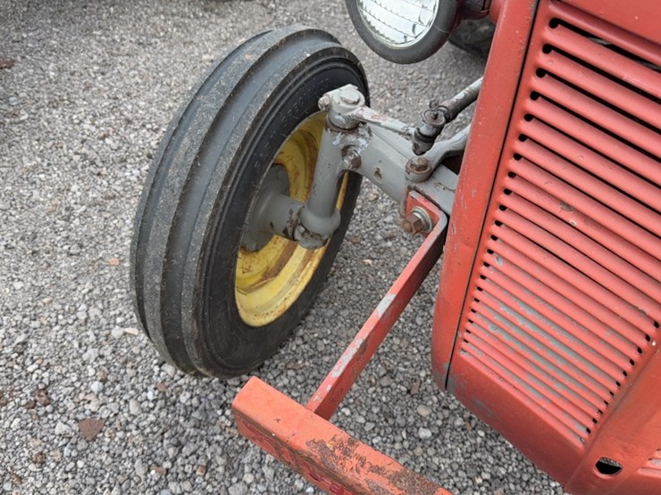 #3051-•-furguson-tractor-image-4