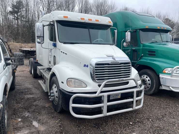 #238-•-2007-freightliner-semi-tractor-(title-in-delay)-(denmark,-wi)-image-3