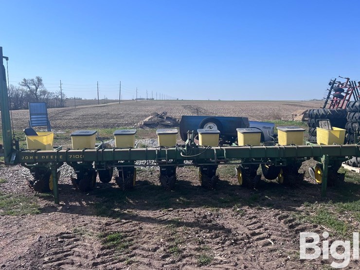 john-deere-7100-image-2