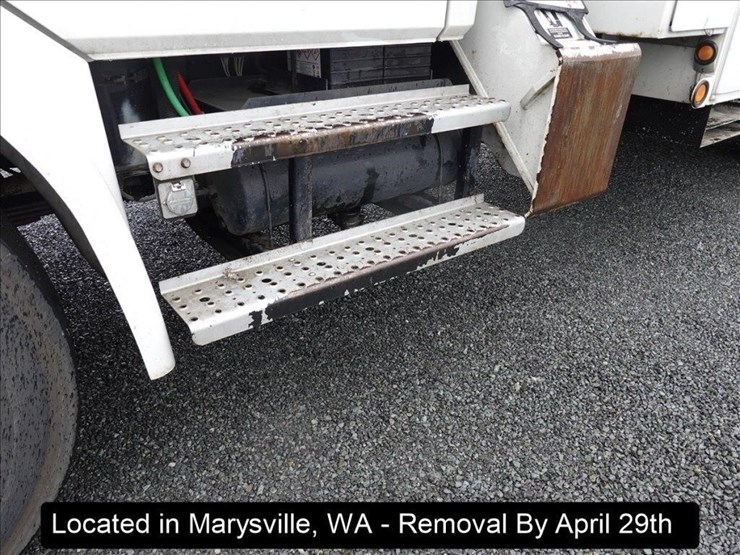 2003-freightliner-fl80-image-23