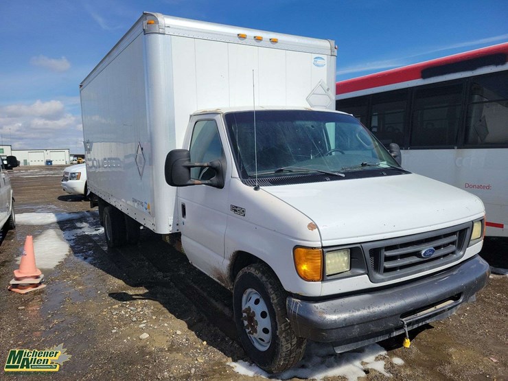 2004-ford-cargo-image-3