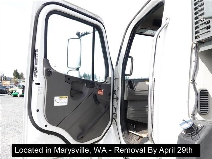 2020-freightliner-m2-106-image-10