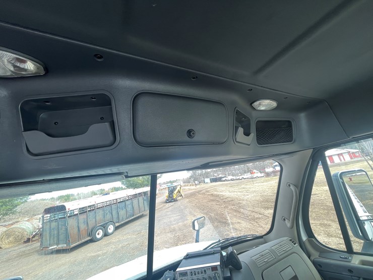 #232-•-2016-freightliner-truck-tractor-(has-wi-title)-(mora,-mn)-image-39