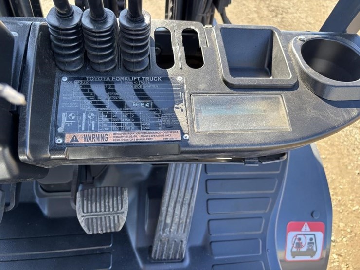 2017-toyota-8fgu30-image-23