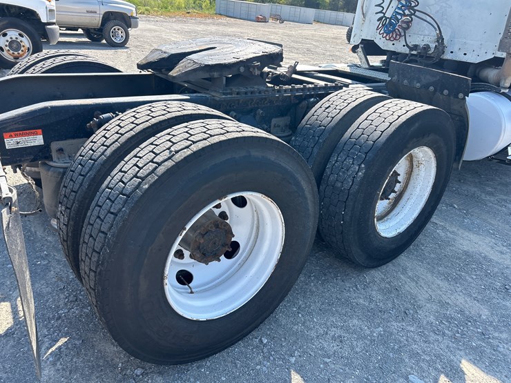 2007-freightliner-columbia-120-image-8