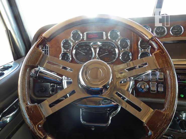 2008-peterbilt-389-image-39