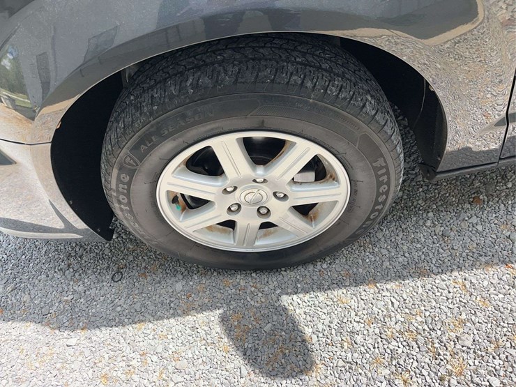 2012-chrysler-town-&-country-image-6