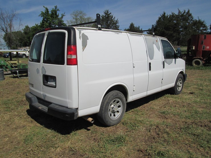 2012-chevrolet-express-g1500-image-3