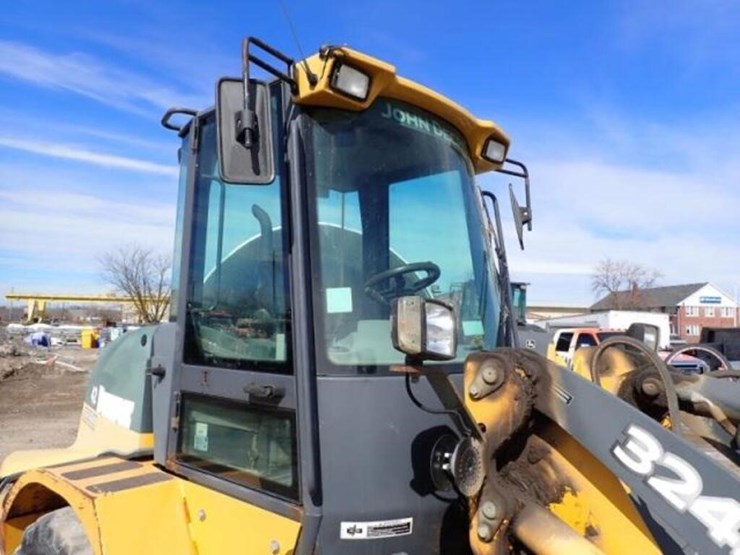 2014-deere-324j-image-18