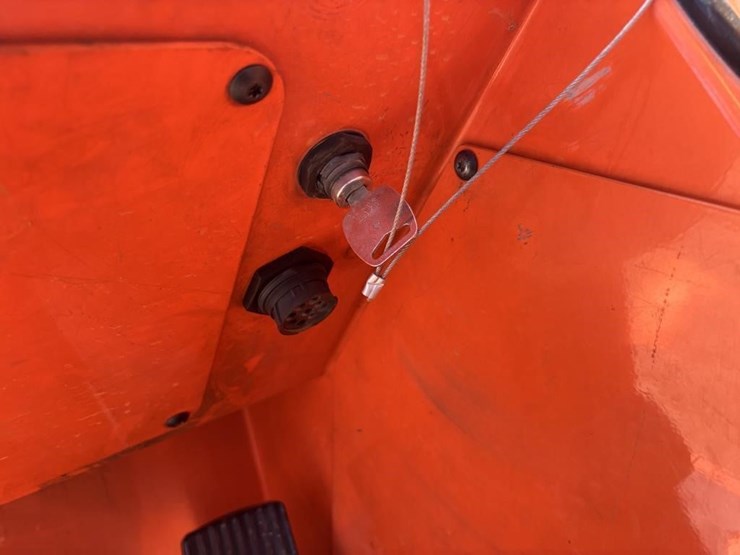 2014-jlg-8042-image-32