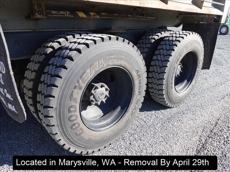 2001-freightliner-fld120-image-13