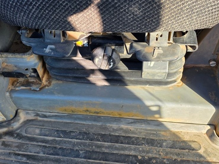 2005-caterpillar-d4g-xl-image-68