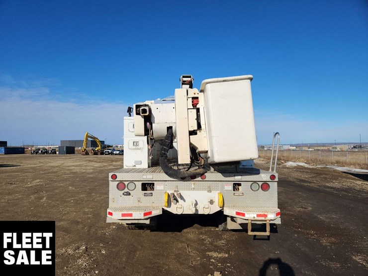 2020-freightliner-m2-106-image-32