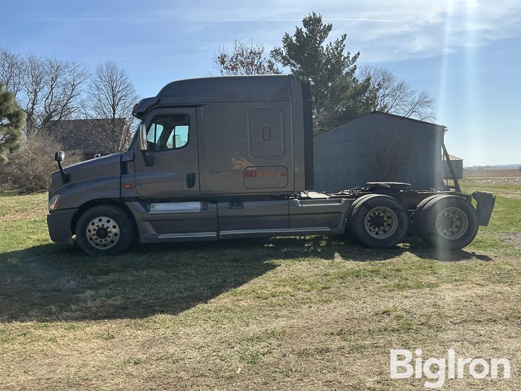 2016-freightliner-cascadia-125-image-8
