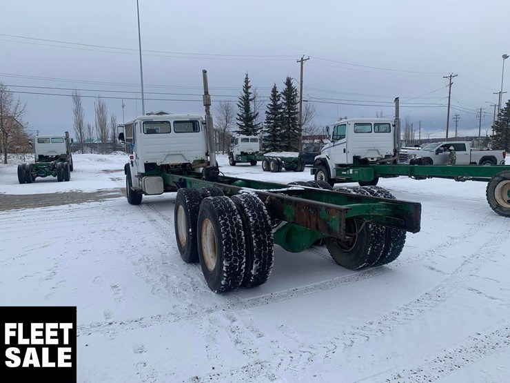 2001-freightliner-fl106-image-11