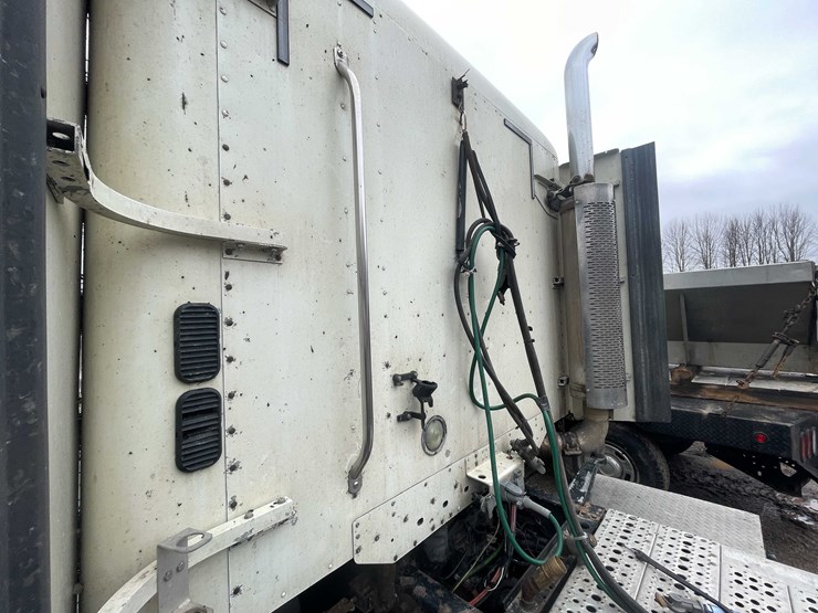 #238-•-2007-freightliner-semi-tractor-(title-in-delay)-(denmark,-wi)-image-24