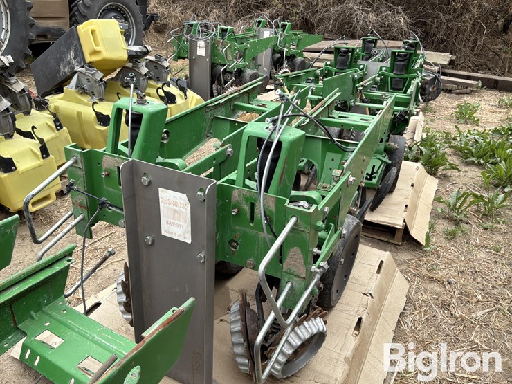 john-deere-12-image-18