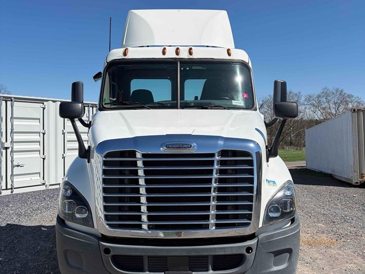 2018-freightliner-cascadia-single-axle-road-tractor-image-2
