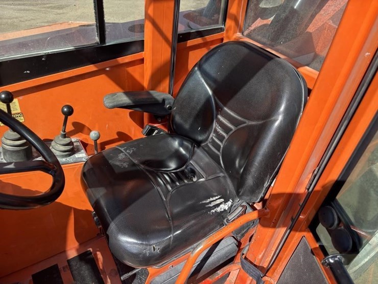 2014-jlg-8042-image-26