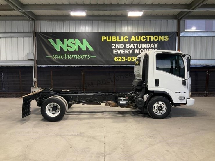 2016-isuzu-npr-image-1