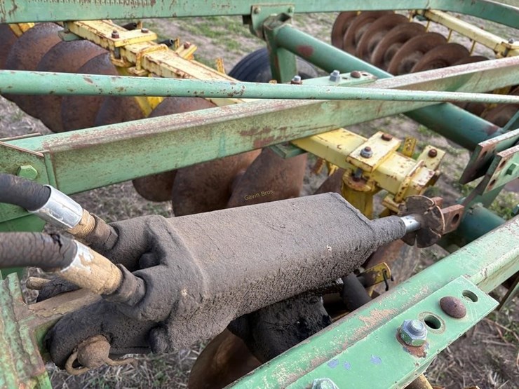 john-deere-210-image-9