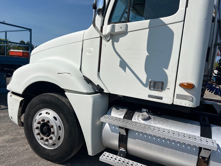 2003-freightliner-columbia-120-image-11