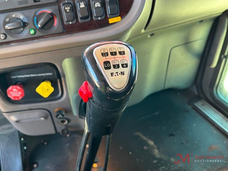 2015-peterbilt-389-image-19
