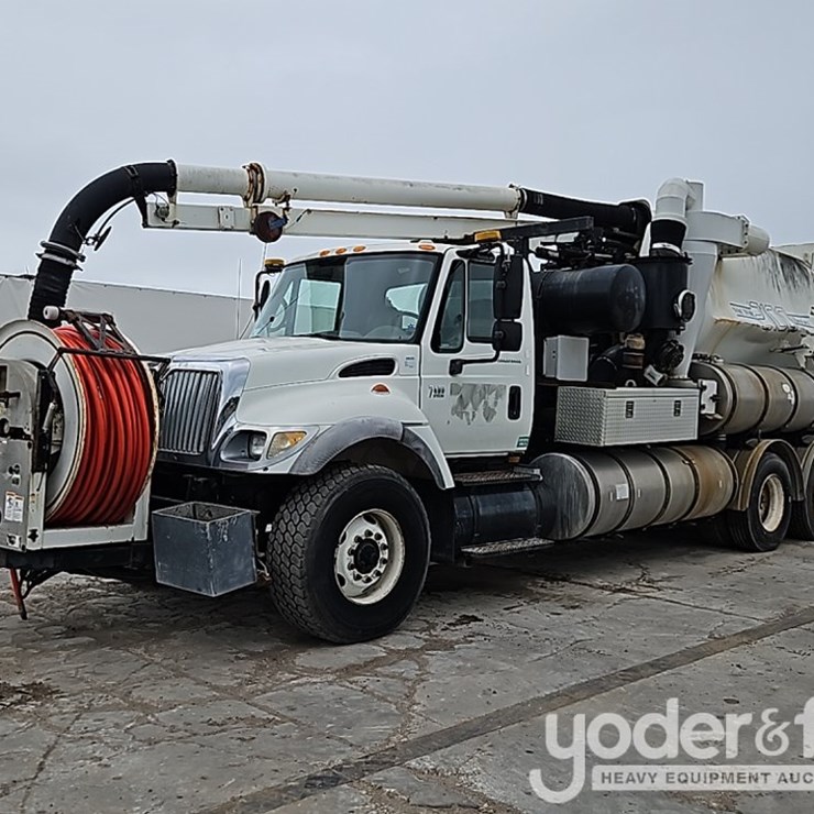 2004 INTERNATIONAL 7400