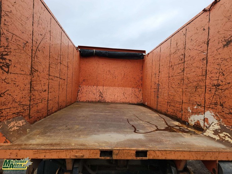 2016-isuzu-npr-image-17