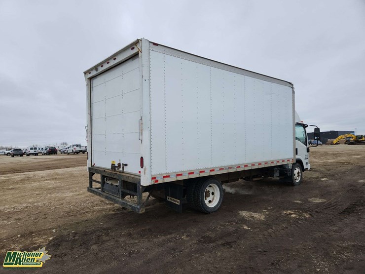 2016-isuzu-npr-image-3