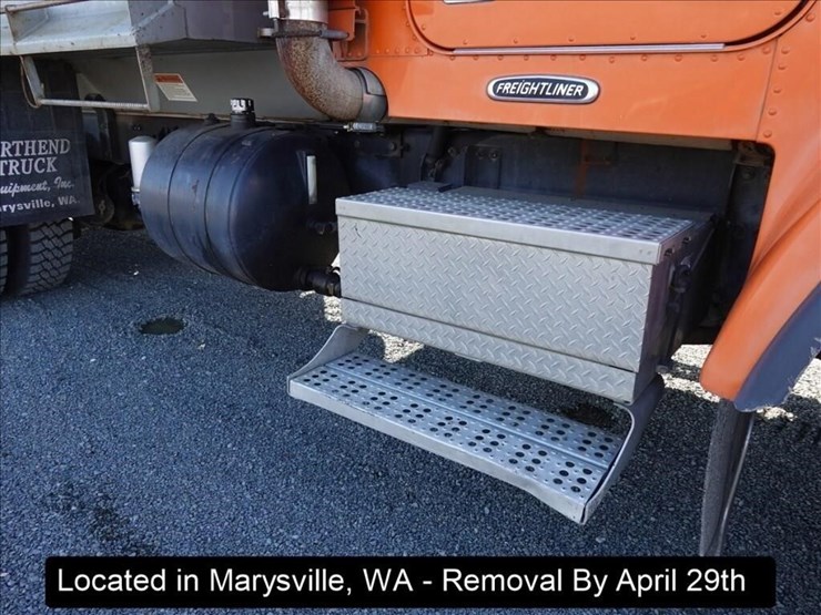 2001-freightliner-fld120-image-32