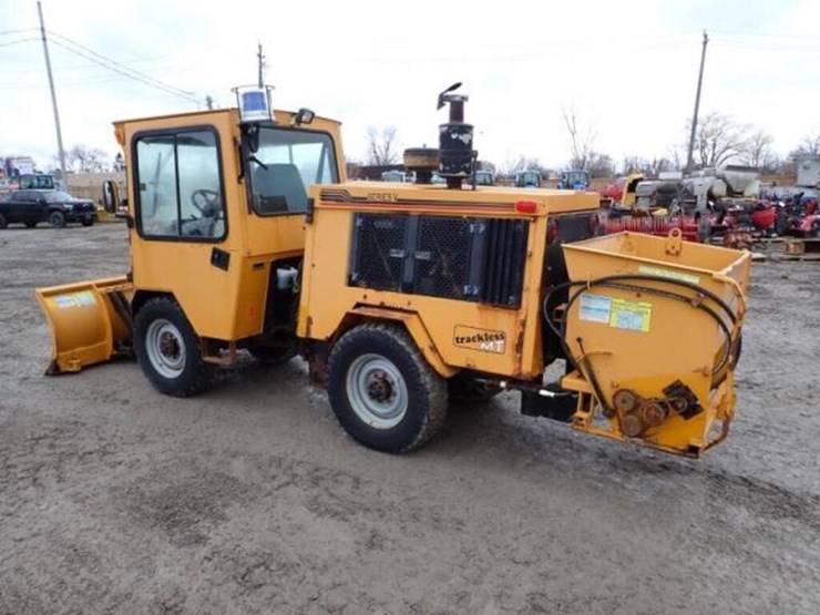 2004-trackless-rmt5t-series-v-4x4-sidewalk-tractor-image-7