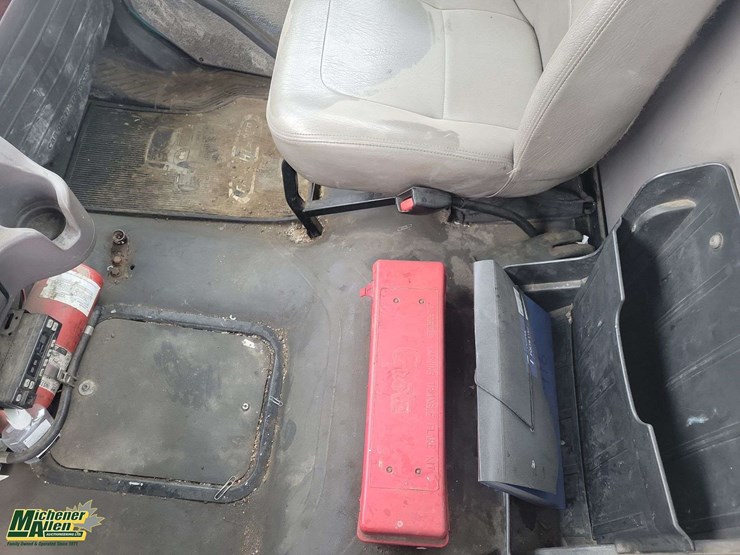 2008-freightliner-m2-106-image-17