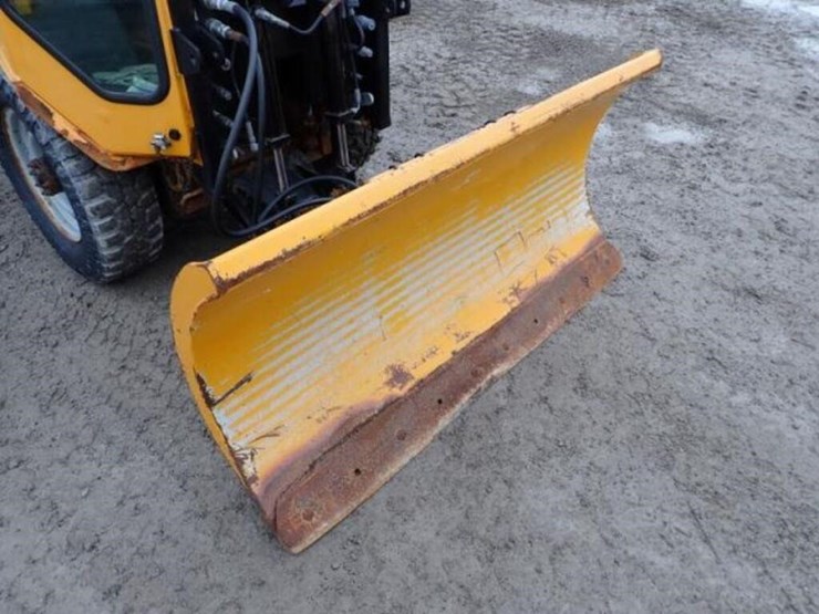 2004-trackless-rmt5t-series-v-4x4-sidewalk-tractor-image-31