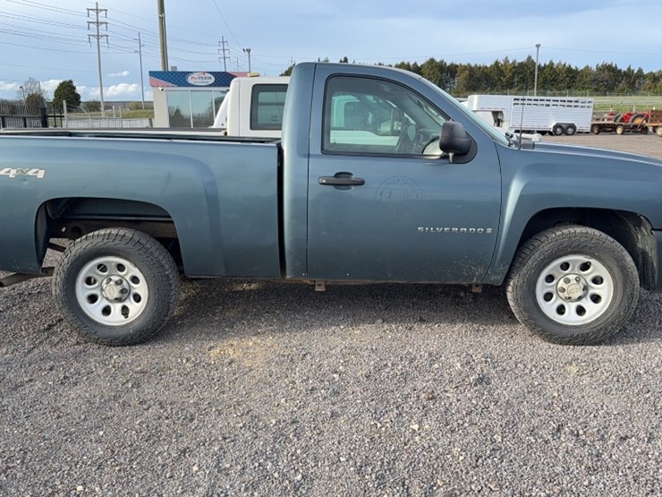 #4019-•-2009-chevy-silverado-pickup-truck-image-4