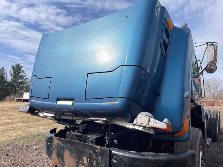 #242-•-2000-sterling-truck-tractor-(has-mn-title)-(mora,-mn)-image-10