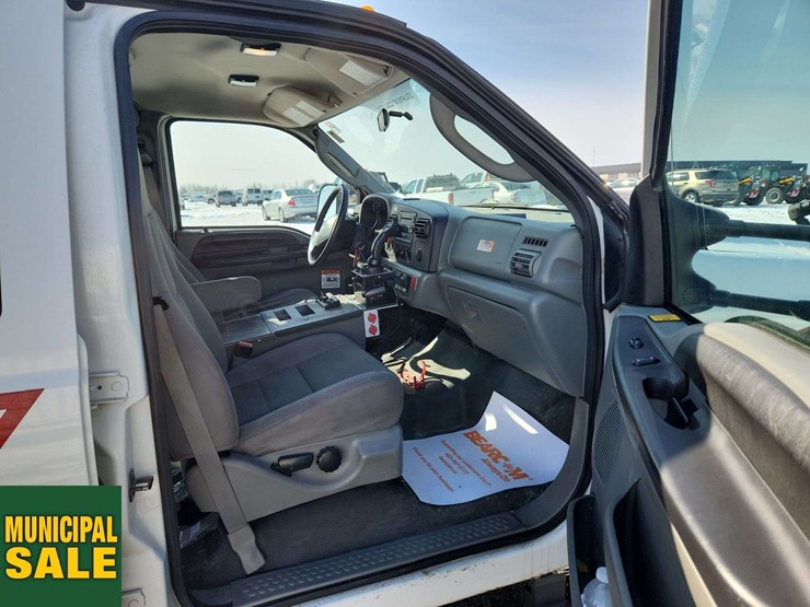 2005-ford-f550-image-32