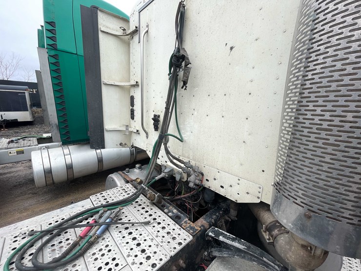 #238-•-2007-freightliner-semi-tractor-(title-in-delay)-(denmark,-wi)-image-35