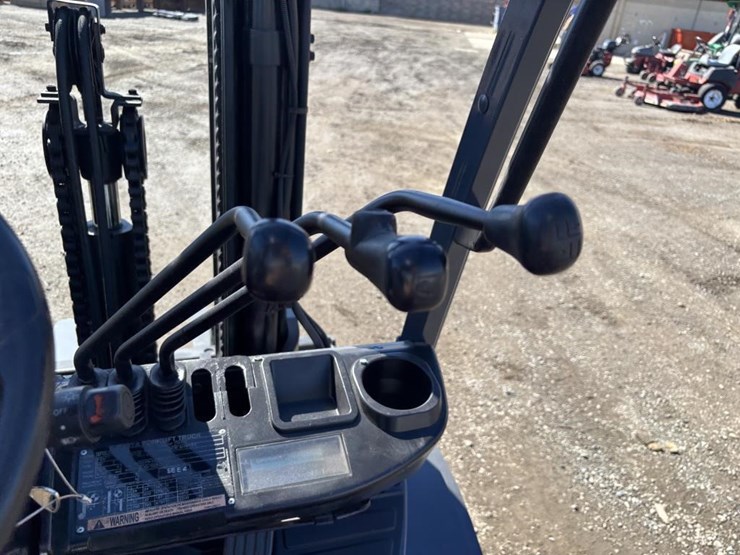 2017-toyota-8fgu30-image-22