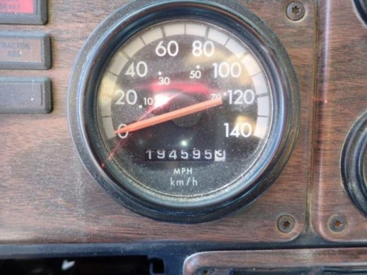 2001-freightliner-fld112-image-11